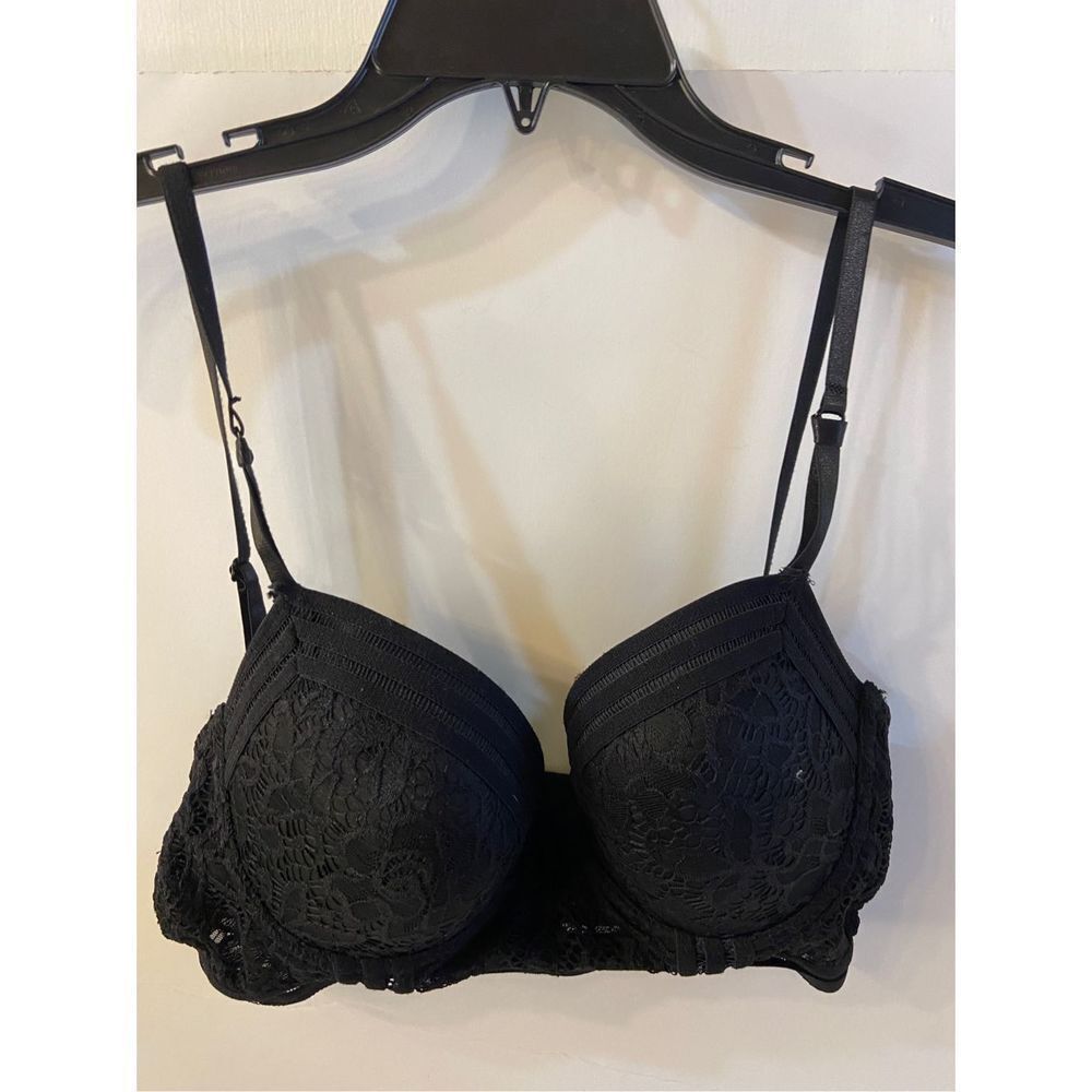 Frederick of Hollywood black lace 38C bra rn#73120. Lightly padded